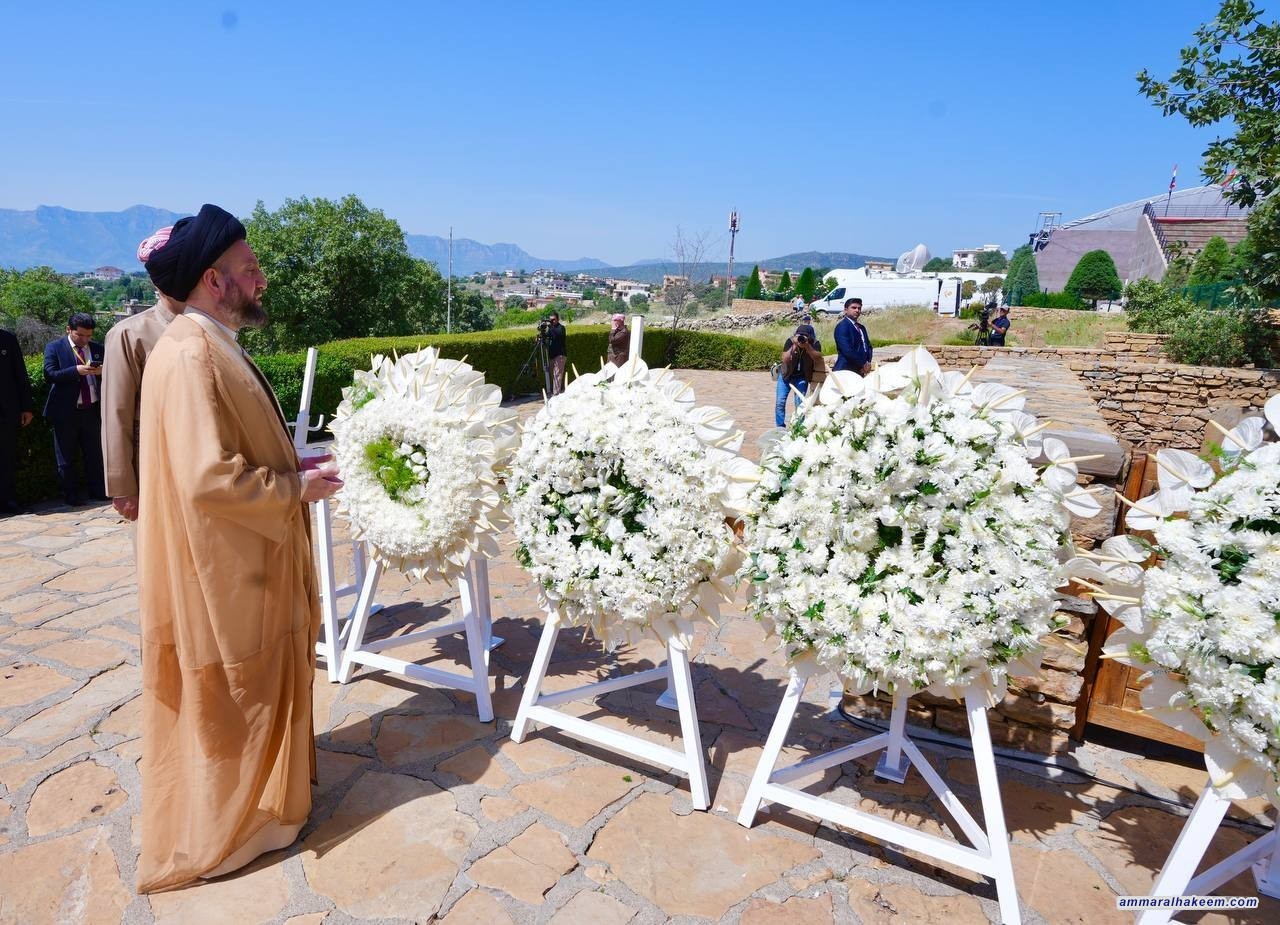 سەماحەتی حەكیم چەپكێك گوڵی لەسەر گۆڕی خوالێخۆشبوو مەلا مستەفا بارزانی دانا