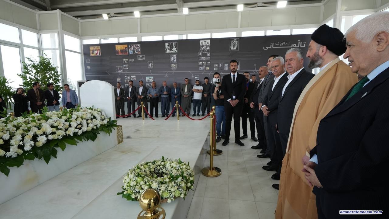 السيد الحكيم يضع اكليلا من الزهور على قبر الراحل مام جلال