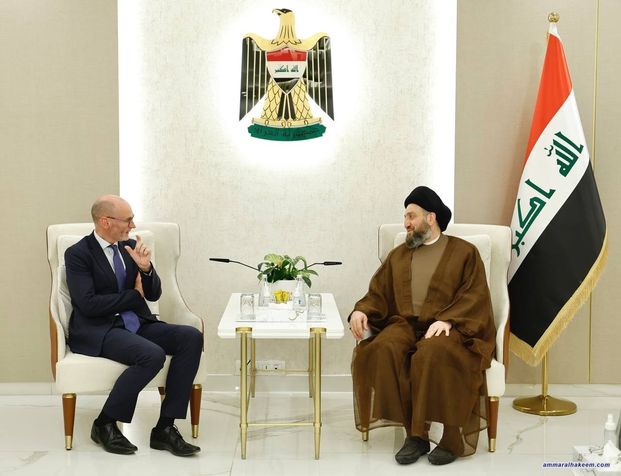 السيد الحكيم يبحث مع السفير البريطاني العلاقات الثنائية ويدعو لاستثمار فرصة الاستقرار  غير المسبوق في العراق