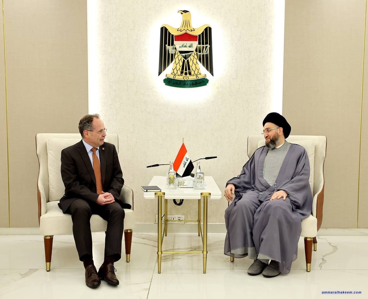 السيد الحكيم يستقبل السفير السويسري ويتباحث حول تعزيز العلاقات الثنائية واستقرار المنطقة