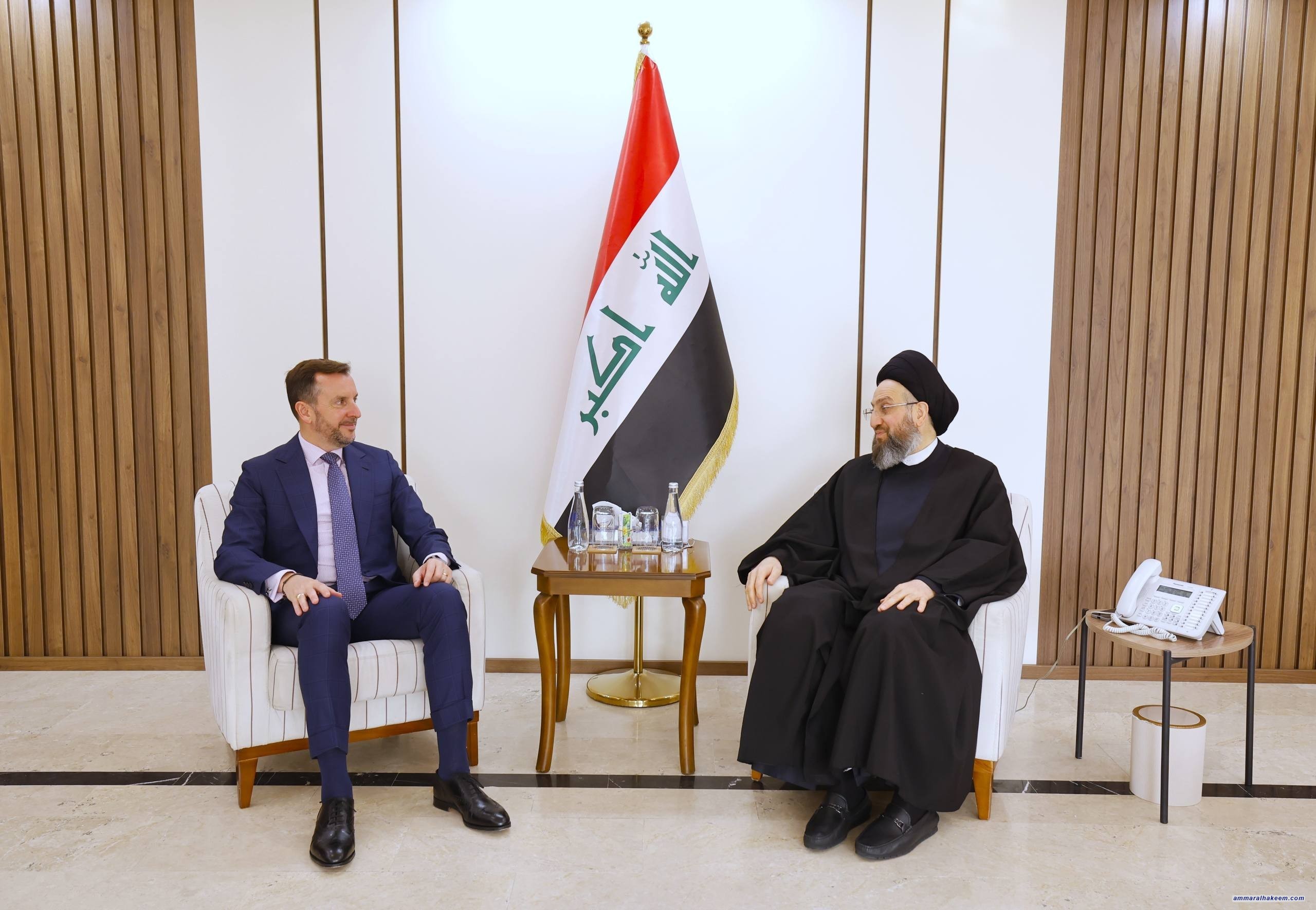 السيد الحكيم يؤكد للسفير الإيطالي ضرورة وقف الحرب واحترام سيادة الدول والإسراع بتشكيل الحكومة العراقية